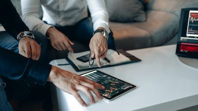 Digital marketers measuring marketing metrics