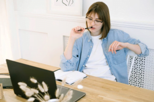 A content marketer creating a blog post