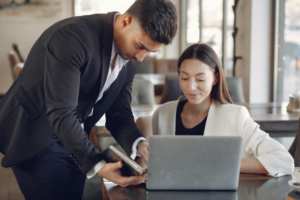 Specialists-discussing-website-design-trends