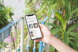 customer reading online reviews on the phone