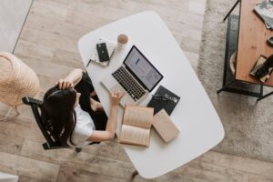 woman working at a white-label SEO agency